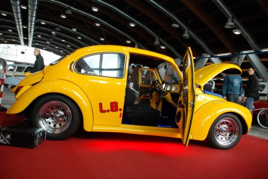 ls car audio beetle dancing 9 550x367 VW Super Beetle Dance to the music